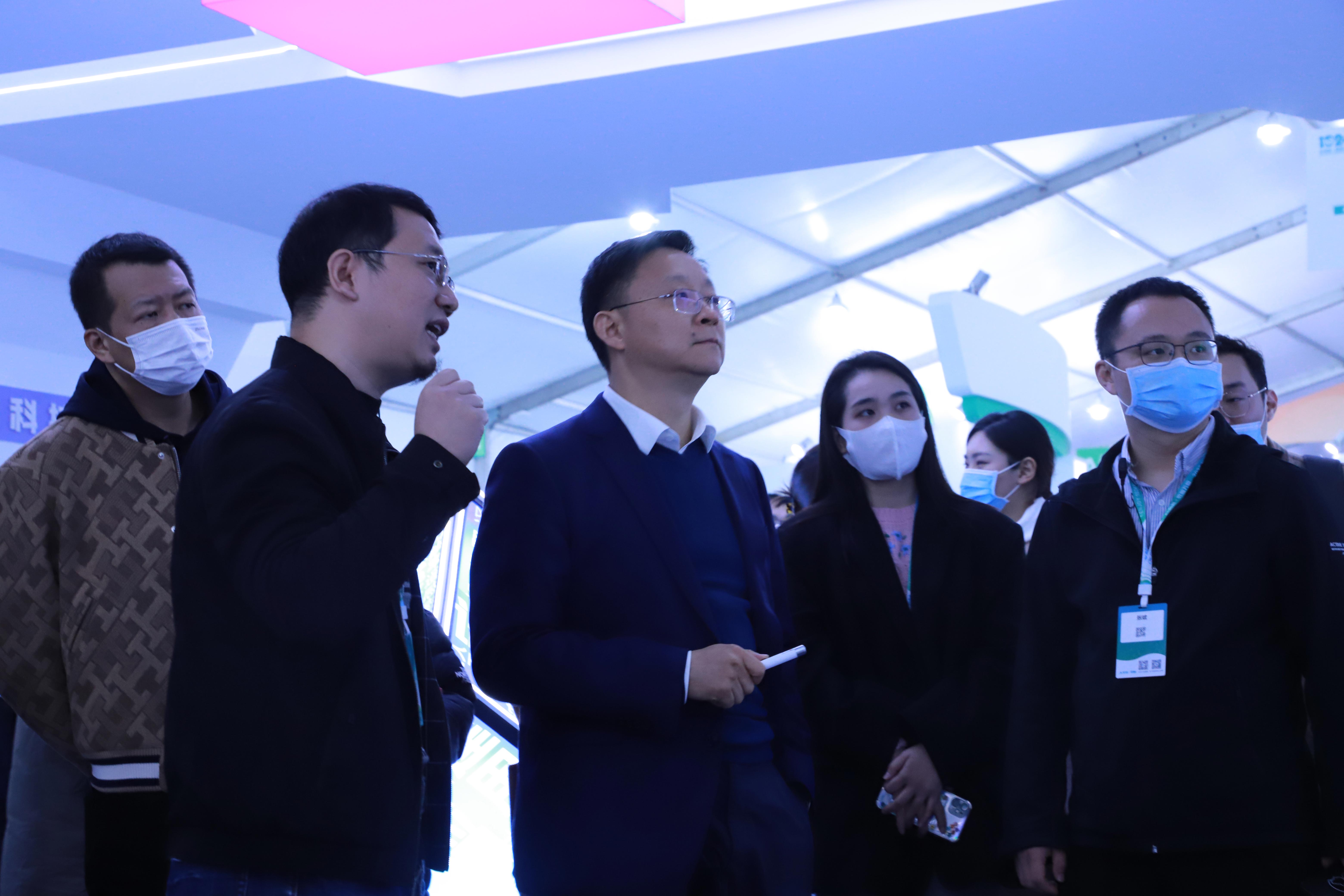 科大讯飞董事长刘庆峰参观z6娱乐中光展位。。。。。。。.jpg